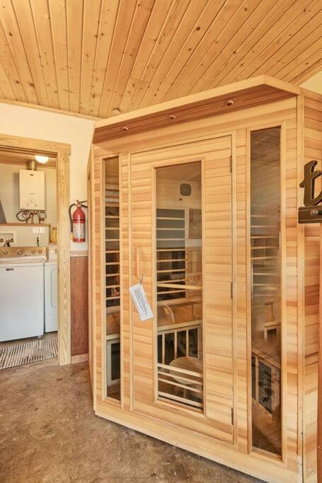 Downtown Digs-Sauna, Hot Tub, Bikes - Fun Times! أركاتا المظهر الخارجي الصورة
